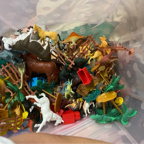 Large dinosaur - Picture 2 of 8